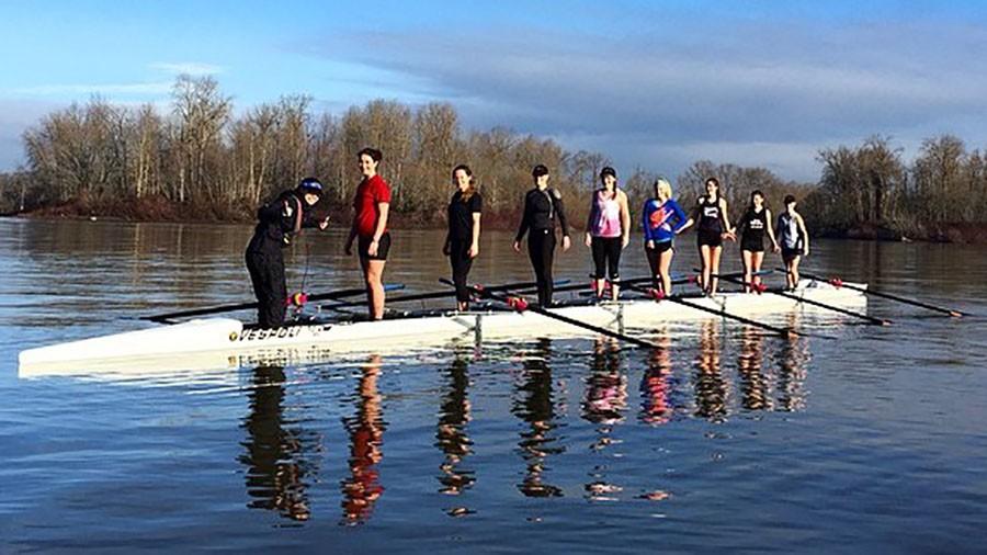 Girls+in+an+eight-person+boat+take+a+break+from+practice+on+the+Willamette+Jan.+22.