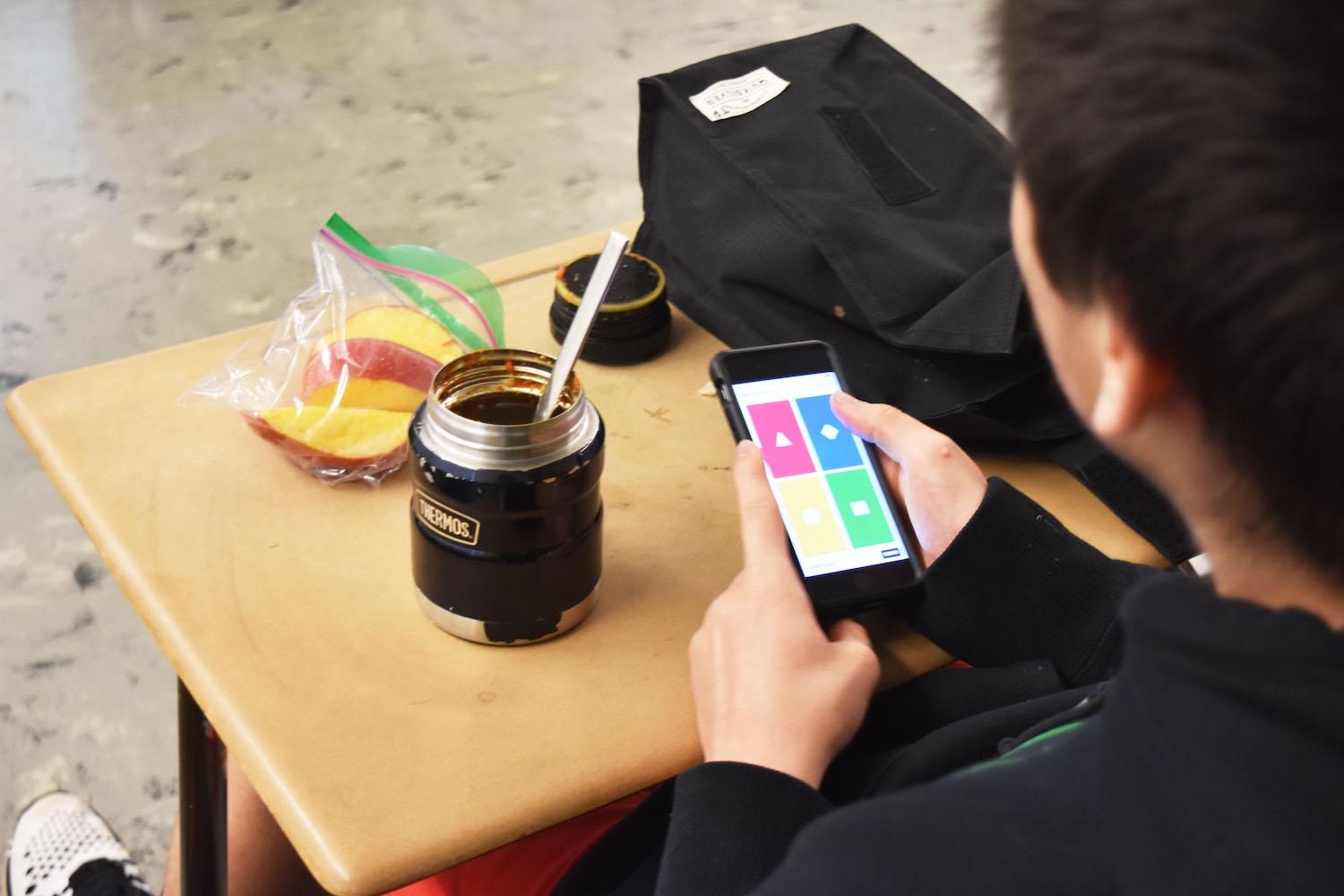 Students in it to win it all in Kahoot club – The Cardinal Times