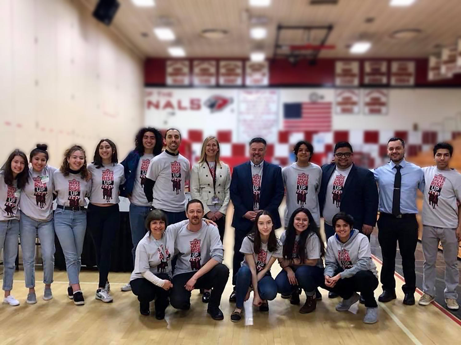(atrás, de izq. a der.): Aliyah Blank, Estefani Díaz-Espinosa, Isabella Rodríguez, Maya González, Hilar-
io González, Profe Dipascuale, Directora Chapman, Superintendente Guerrero, Max Pineda, Jonathan García, Sr. Quintero, Enrique Zegarra
| (adelante, de izq. a der.): Rosie Fiallo, Profe Todd, Maya Fiallos, Valeria Pozos, Marlon Pineda