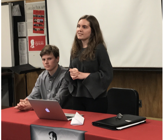 Senior Claire Hogenson, with senior Spencer Miller, at a Cards Talk in room 169. Hogenson helped organize the Cards Talks this year, which are in
partnership with Lincoln’s customary Stump town
Speaker Series.