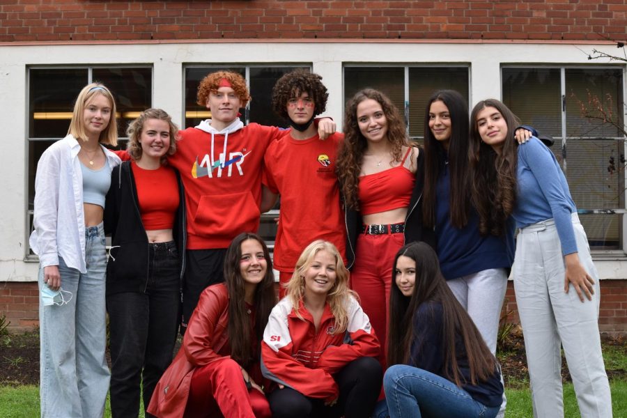 Lincoln’s exchange students sport their grade’s color at lunch on the last day of spirit week. The
students this year are from Jordan, Germany, Italy, Spain, and Sweden. (From left to right) Ella
Rasmussen, Nina Durner, Jan Stedler, Marco Interlici, Federica Soffientini, Iria Maria Saez de Tejada
Ruiz and Lama Issa. (Bottom row) Federica Sapporiti, Alice Svanberg and Marta Olavarrieta.