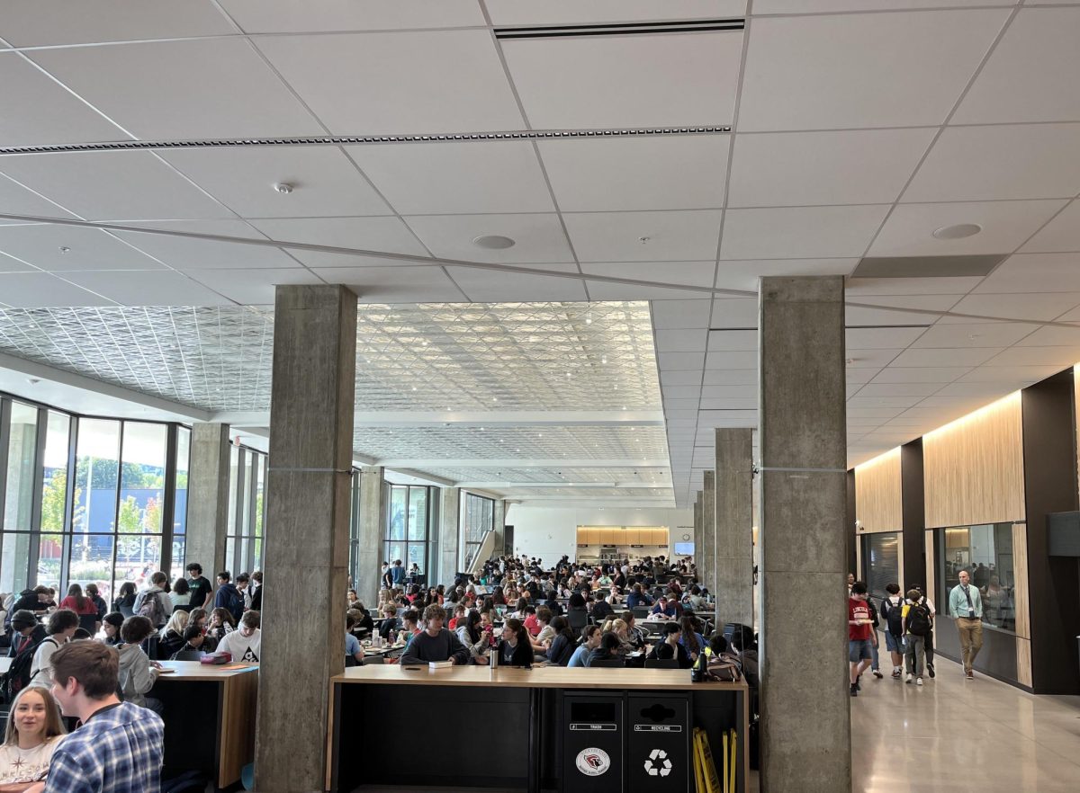 Students eat in the Lincoln cafeteria during lunchtime.