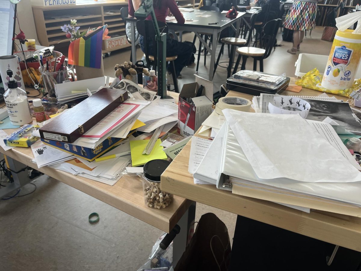 The+unorganized+desk+of+a+teacher