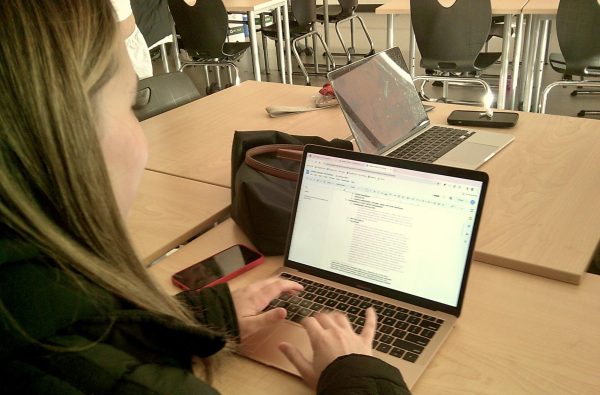 Junior Harper Adatto works on her Extended Essay in Advanced Leadership.
